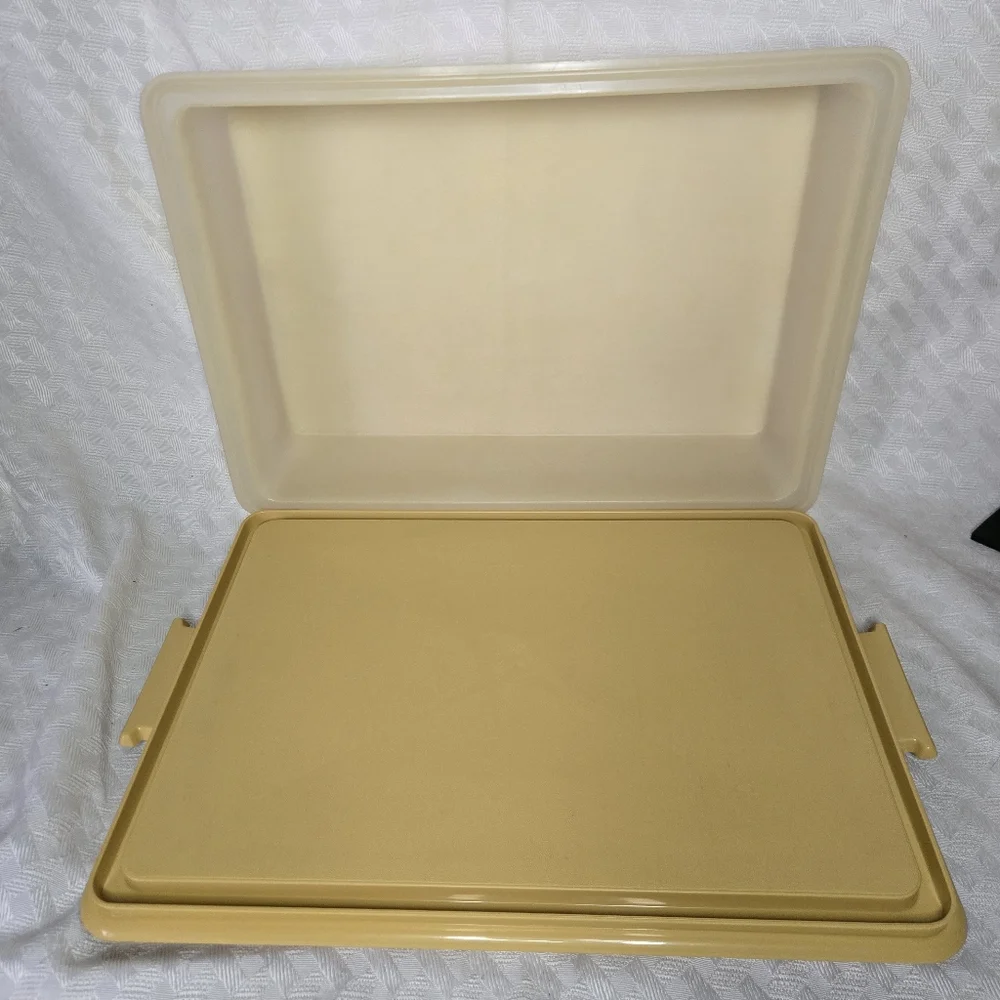 Tupperware Rectangle Cake Carrier (missing handle)